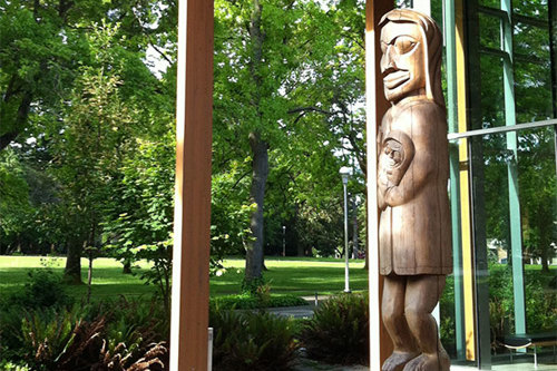 Photo of the carved pole outside of the first people's house on campus.