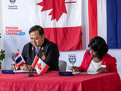 Dr. Natworapol Rachsiriwatcharabul, President, Rajamangala University of Technology Phra Nakhon, Dr. Elizabeth Adjin-Tettey, Associate Vice-President Academic Programs, UVic signing a Memorandum of understanding.